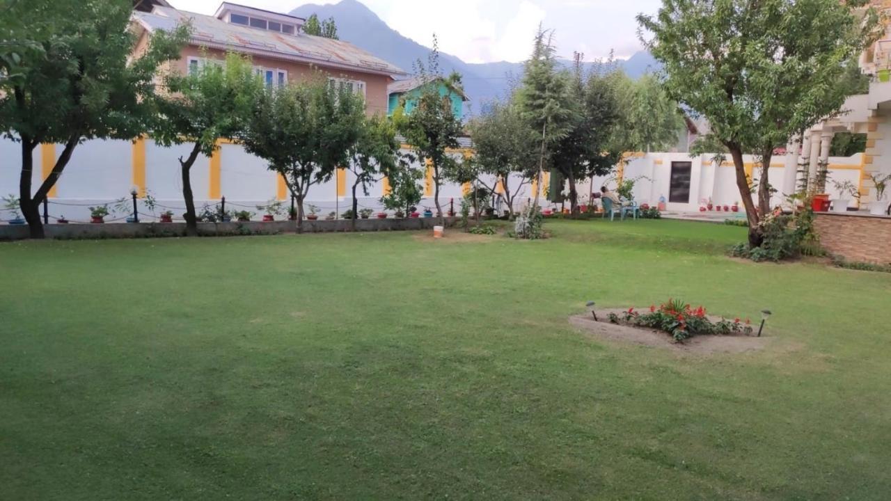 The Clover Inn Srinagar  Ngoại thất bức ảnh