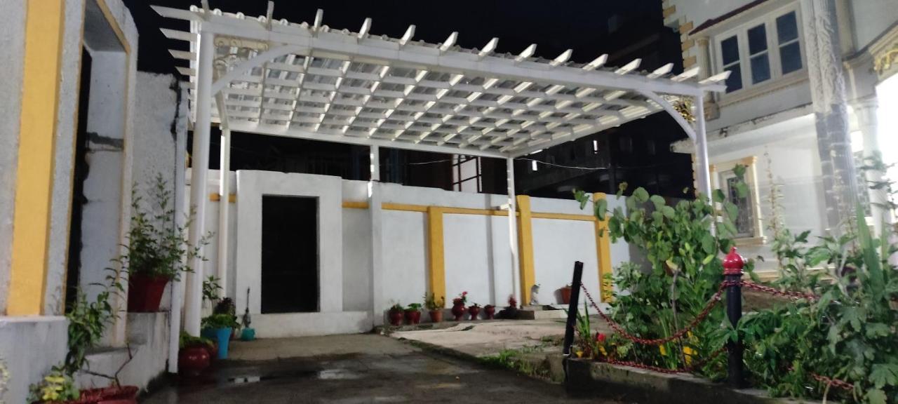 The Clover Inn Srinagar  Ngoại thất bức ảnh