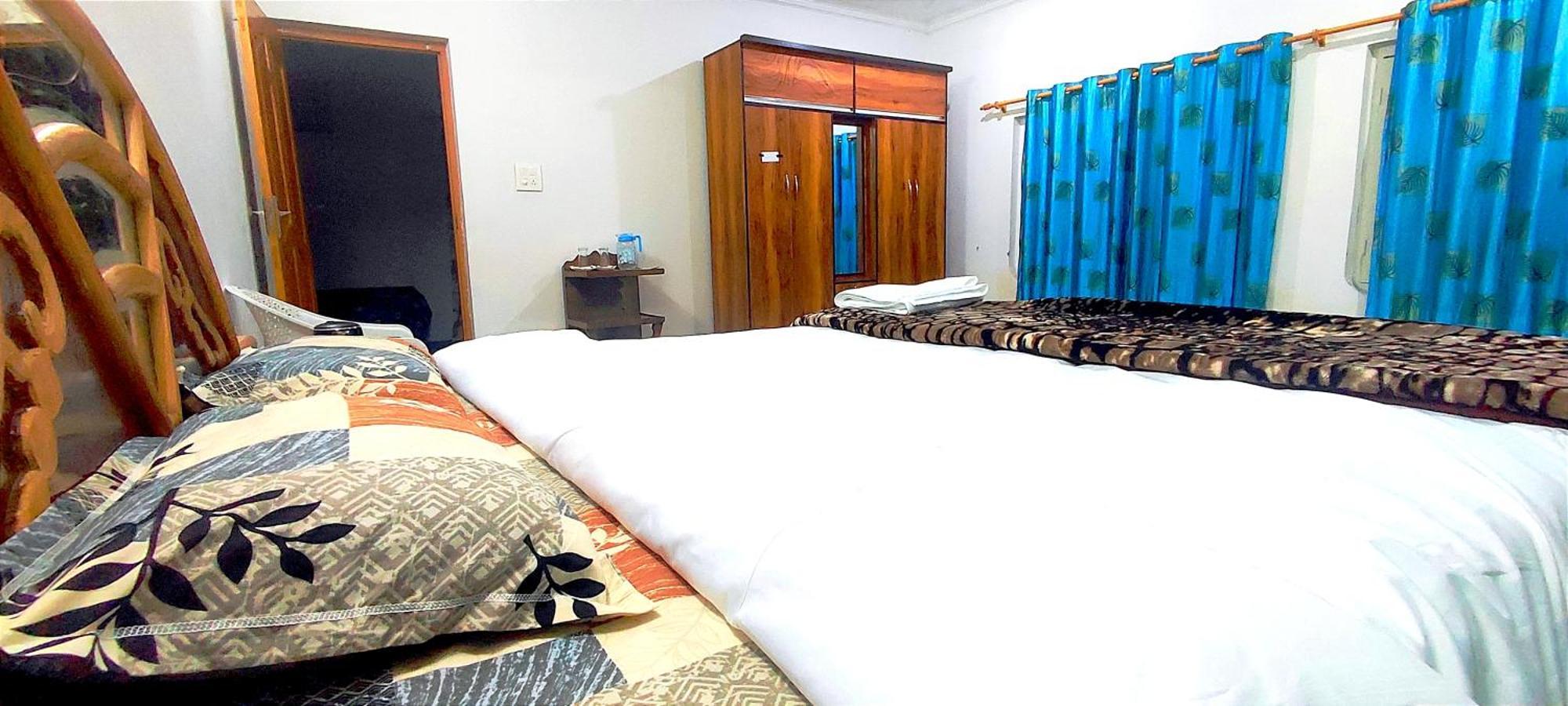 The Clover Inn Srinagar  Ngoại thất bức ảnh