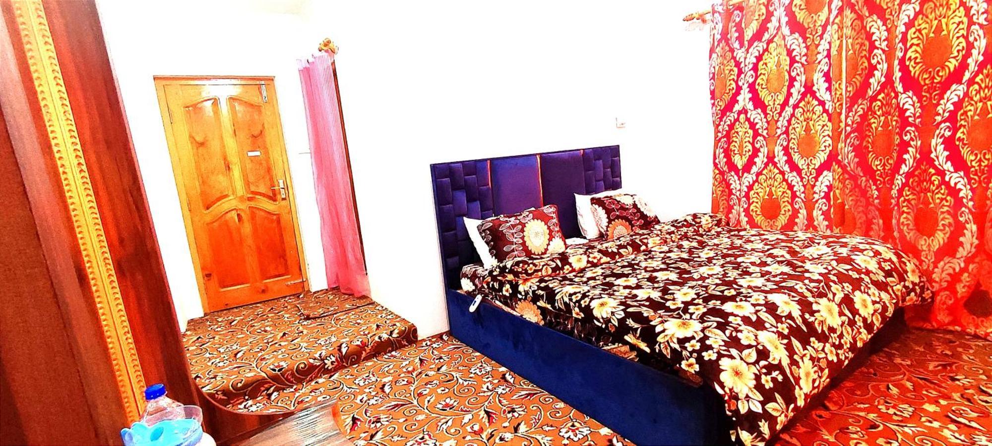 The Clover Inn Srinagar  Ngoại thất bức ảnh