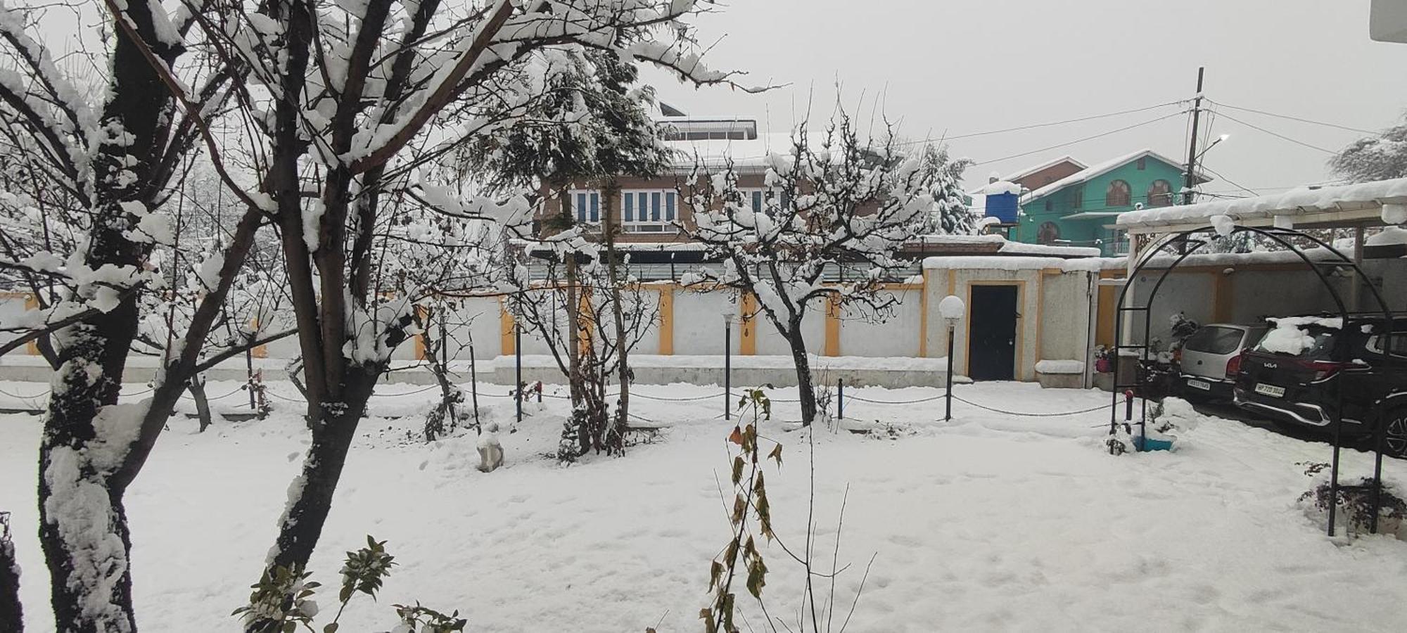 The Clover Inn Srinagar  Ngoại thất bức ảnh